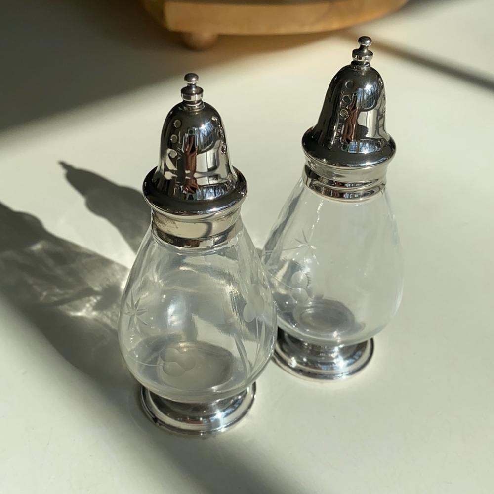 Silver plate/glass vintage salt & pepper shakers EUC